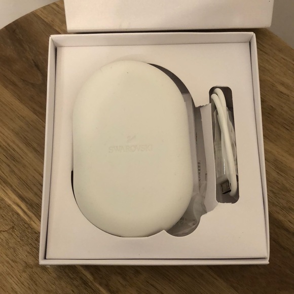 Bluetooth Earplug Heart - NEVER USED - Picture 3 of 5